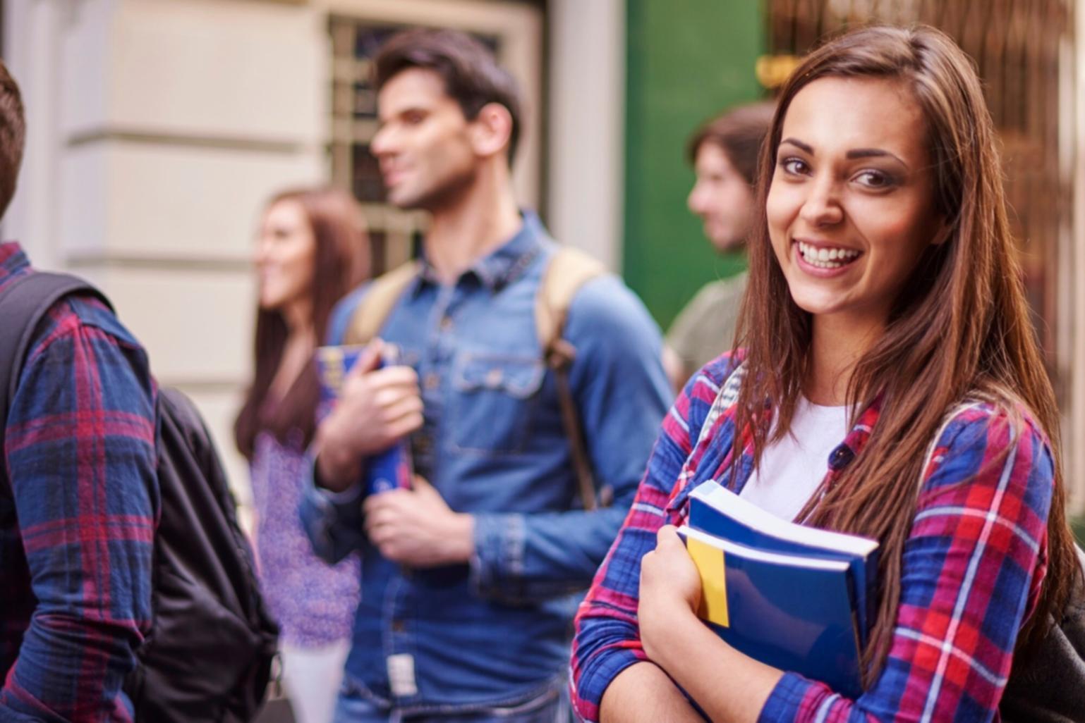 Aula moderna con estudiantes participando en sesión de análisis financiero colaborativo