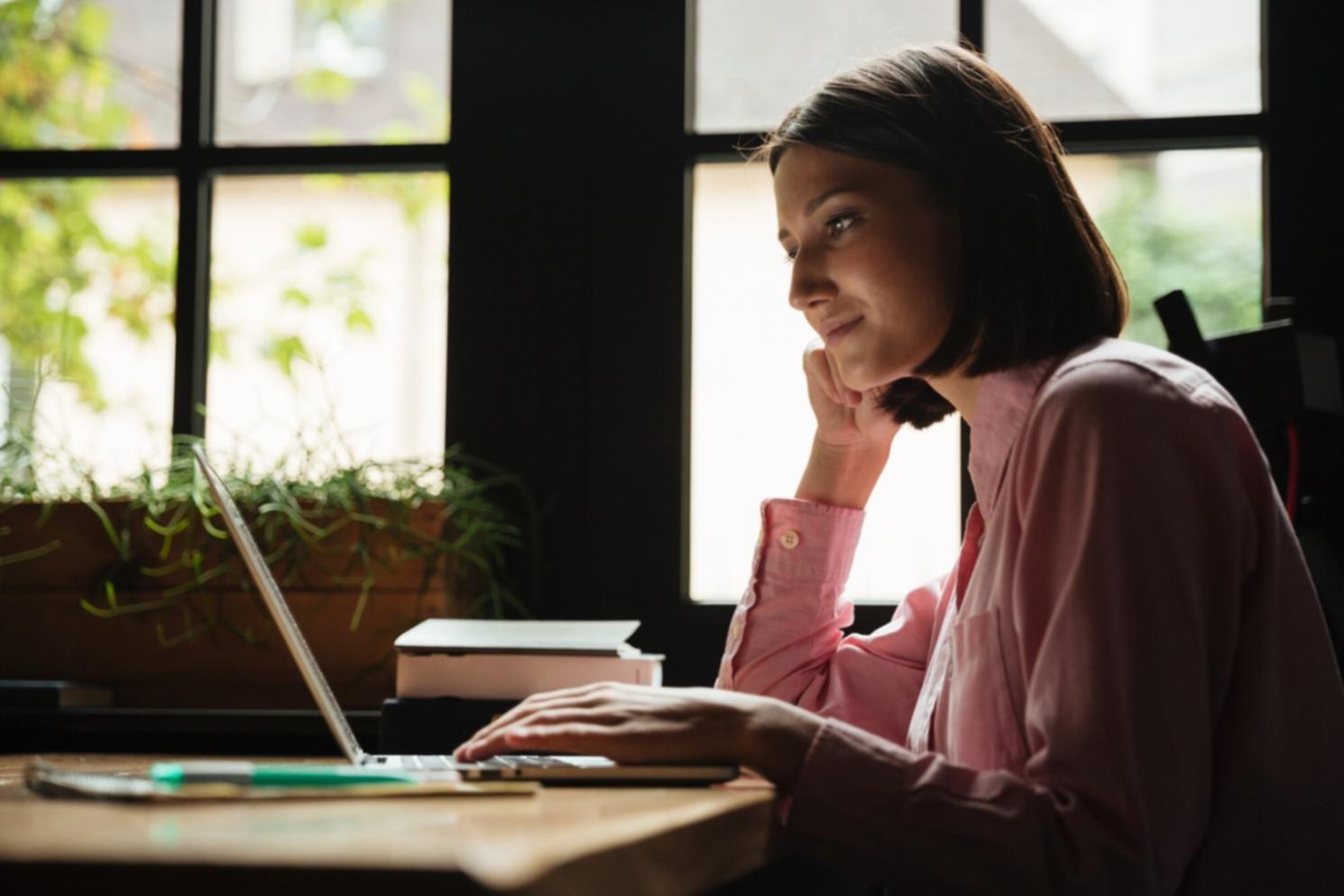 Estudiante trabajando con software de análisis financiero en ordenador moderno